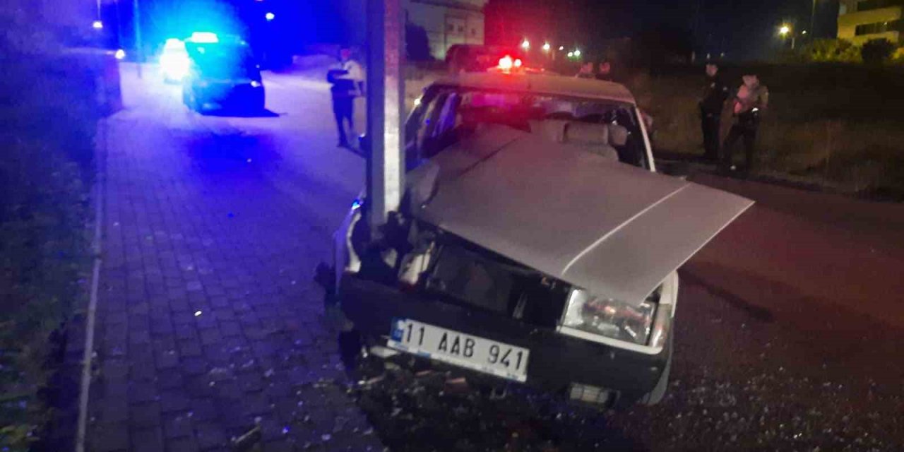 Otomobil aydınlatma direğine çarptı: 2 yaralı