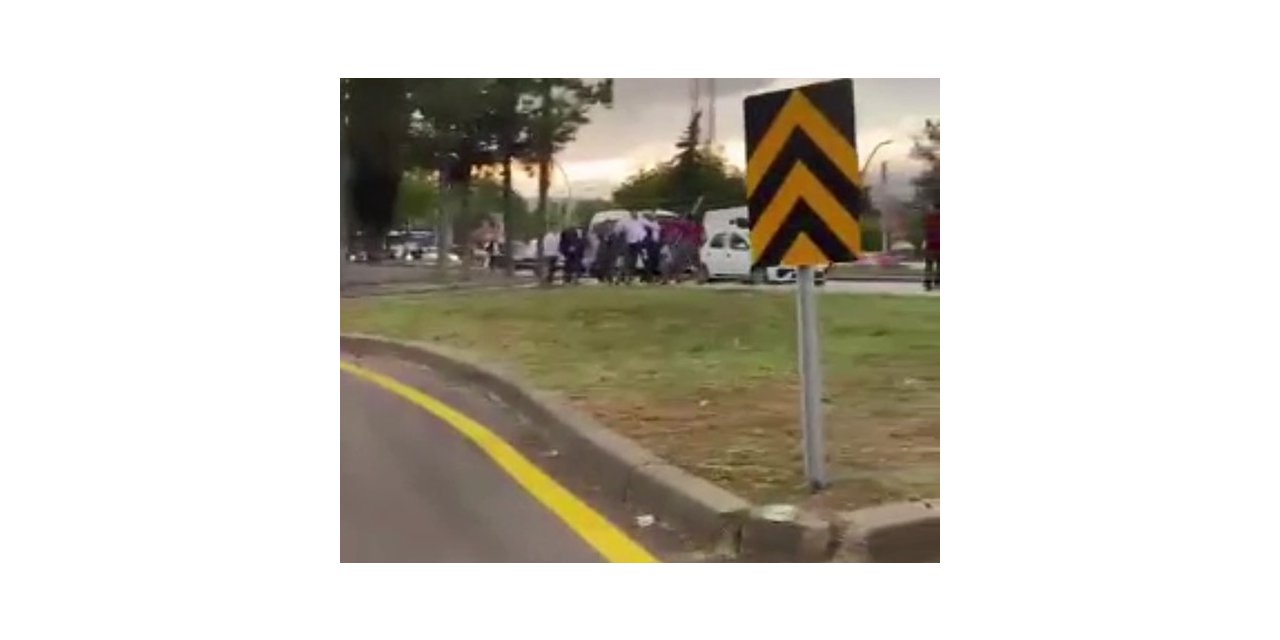 Kavşakta tekme tokat kavga ettiler