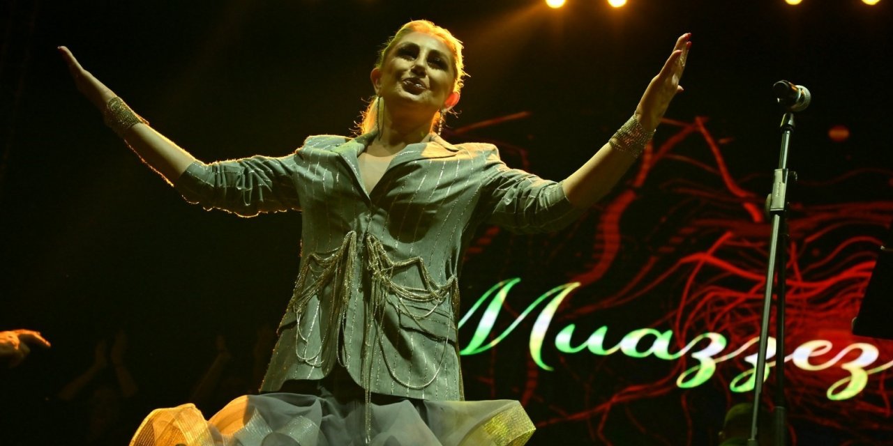 Nostalji kraliçesi, Akhisar’ı mest etti