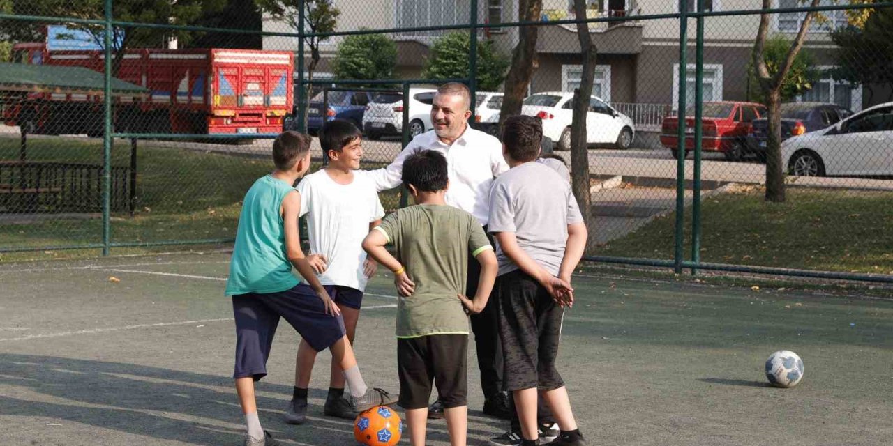 Sincan Belediye Başkanı Ercan çocuklarla top oynadı