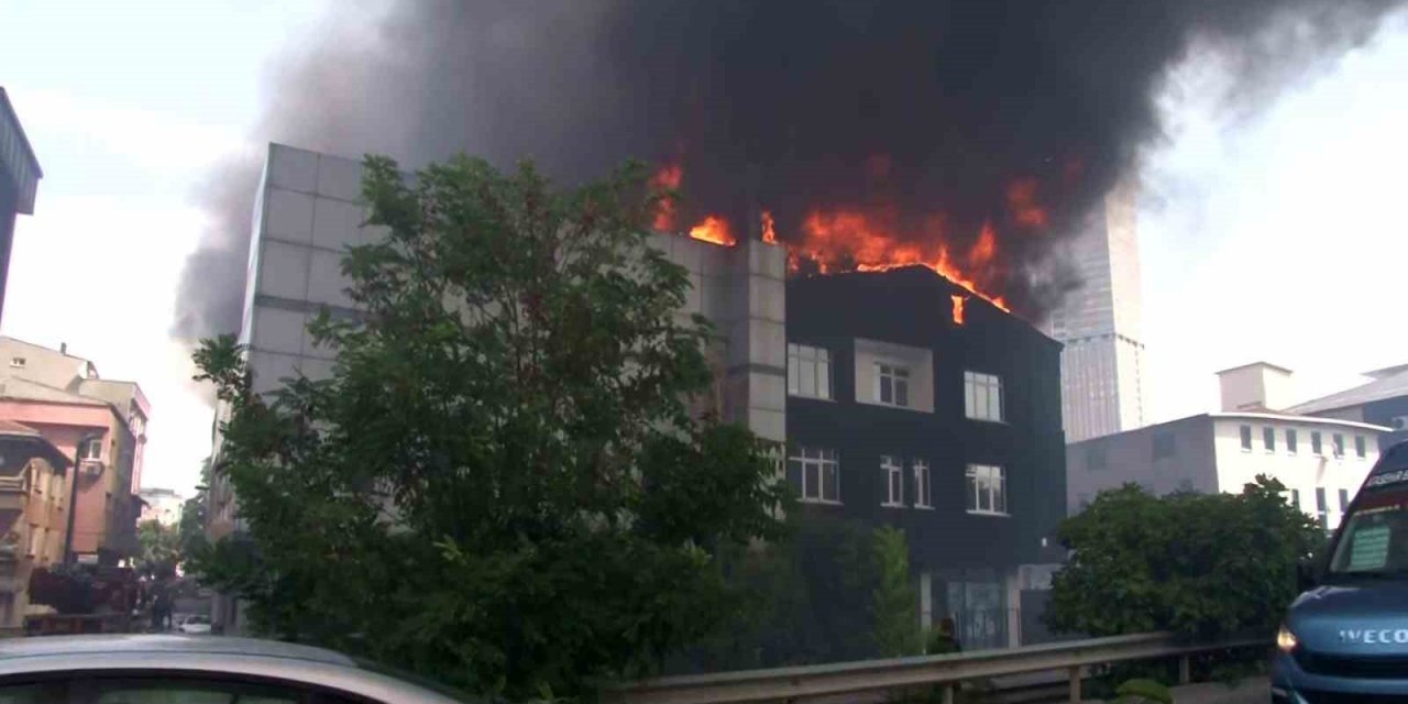 Ataşehir’de spor salonunda başlayan yangın 3 binaya sıçradı