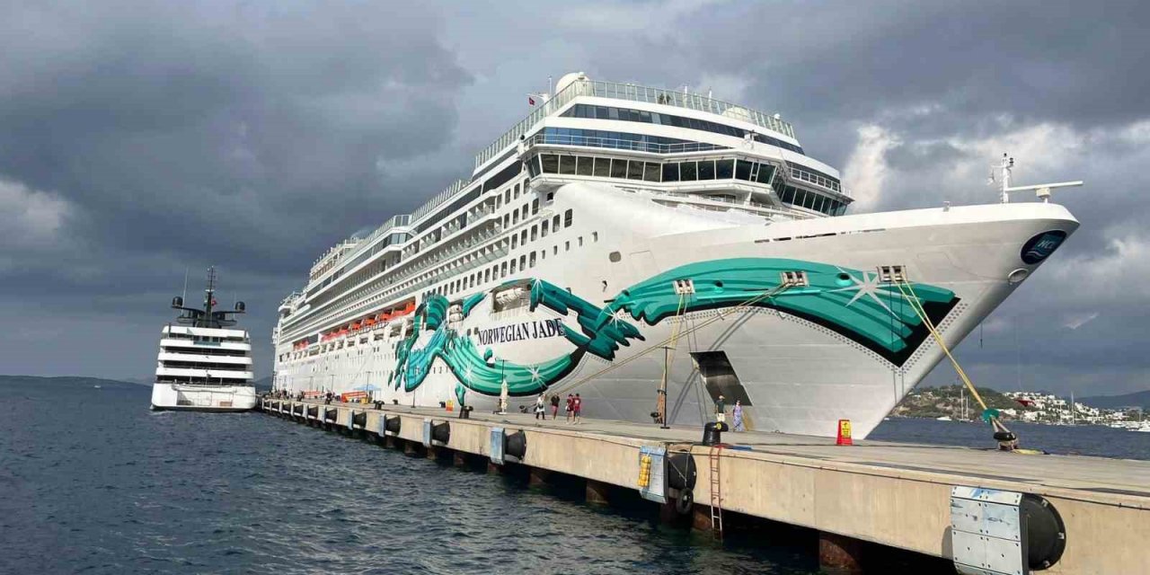 Bodrum’a iki gemiyle 2 bin 613 yolcu geldi