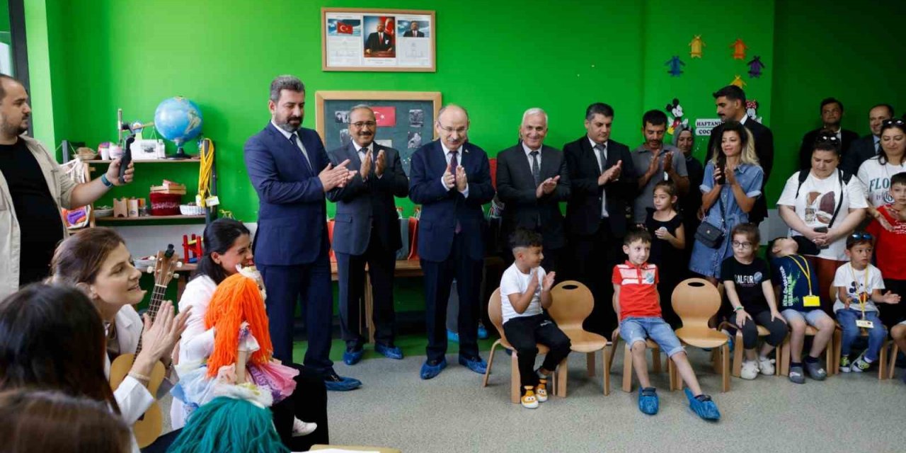 Vali Karadeniz, öğrencilerin heyecanlarına ortak oldu