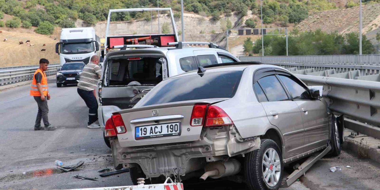 Yol çalışması nedeniyle trafiğin tek şeritten verildiği viyadükte kaza: 5 yaralı