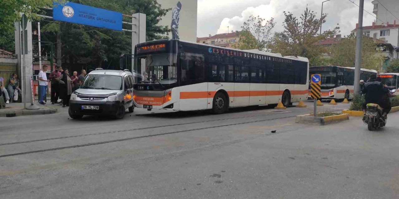 Belediye otobüsü ile hafif ticari araç çarpıştı