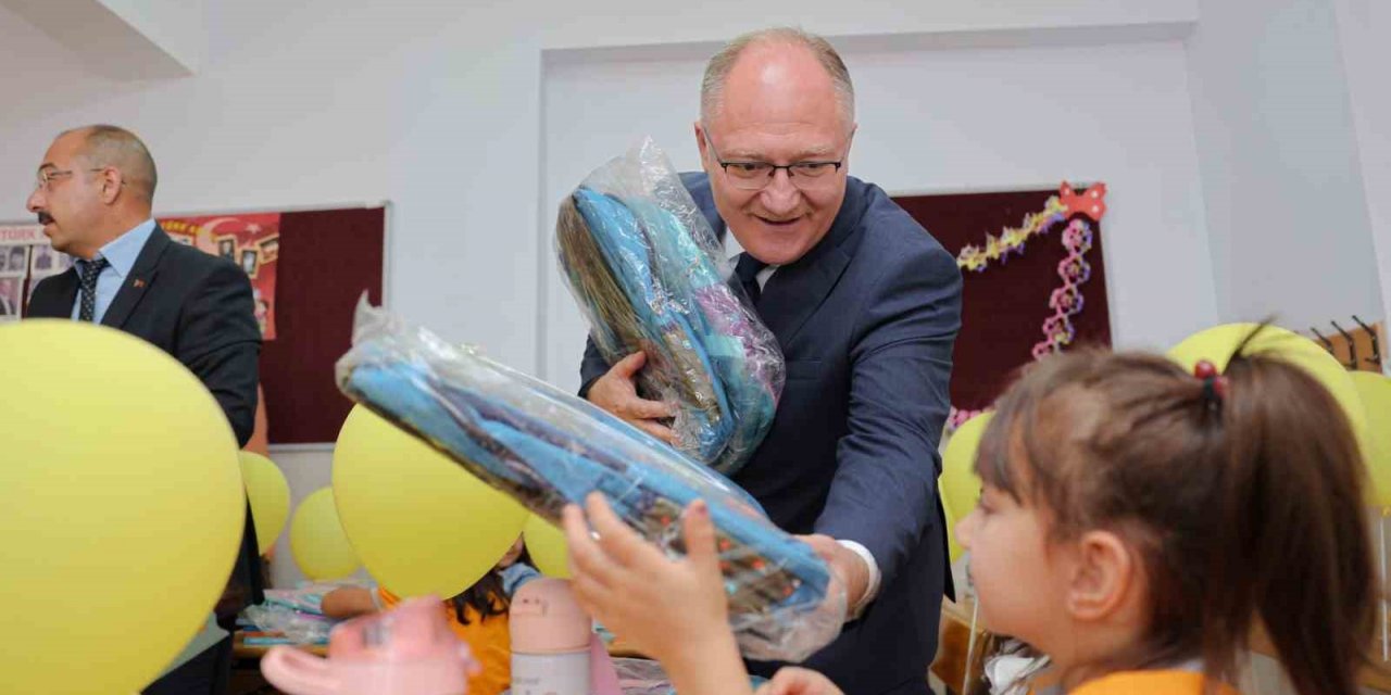 Sivas’ta minik öğrencilere çanta hediyesi