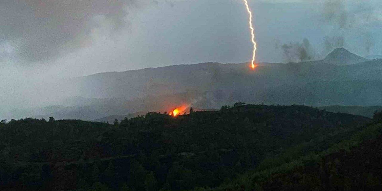 Ormanda yangına sebep olan yıldırımın düştüğü anları görüntülediler