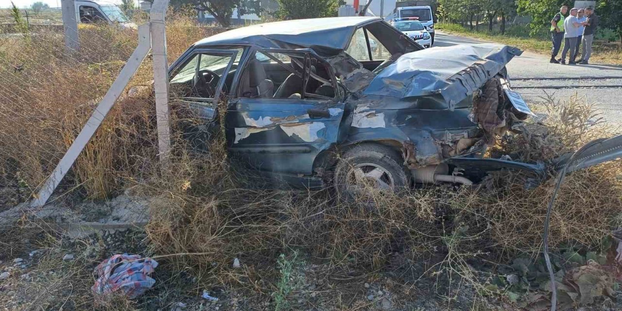 Trenle otomobil çarpıştı: 1 Yaralı