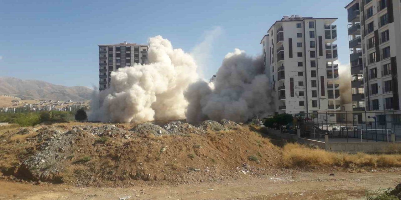 Malatya’da ağır hasarlı binaların patlayıcı ile yıkımı sürüyor
