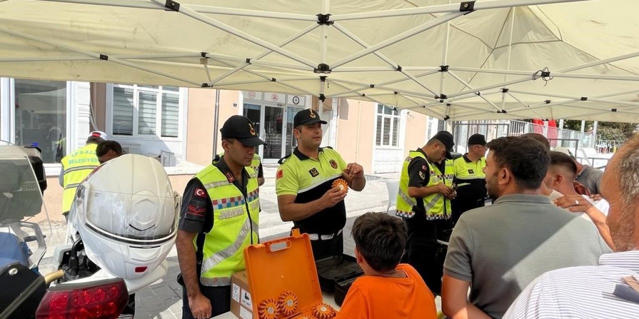 İpsala’da jandarma ekipleri açtıkları stantta sürücülere uyarılarda bulundu