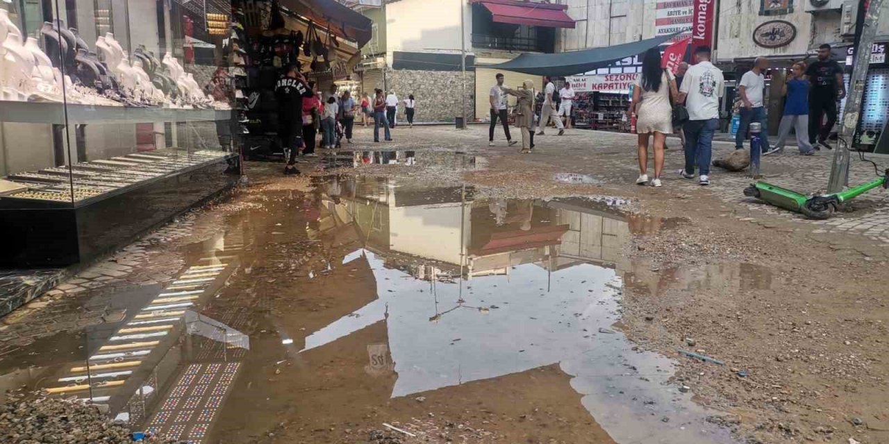 İzmir’i sağanak vurdu: Cadde ve sokaklar göle döndü