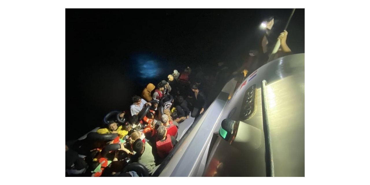 Ezine açıklarında 56 kaçak göçmen yakalandı