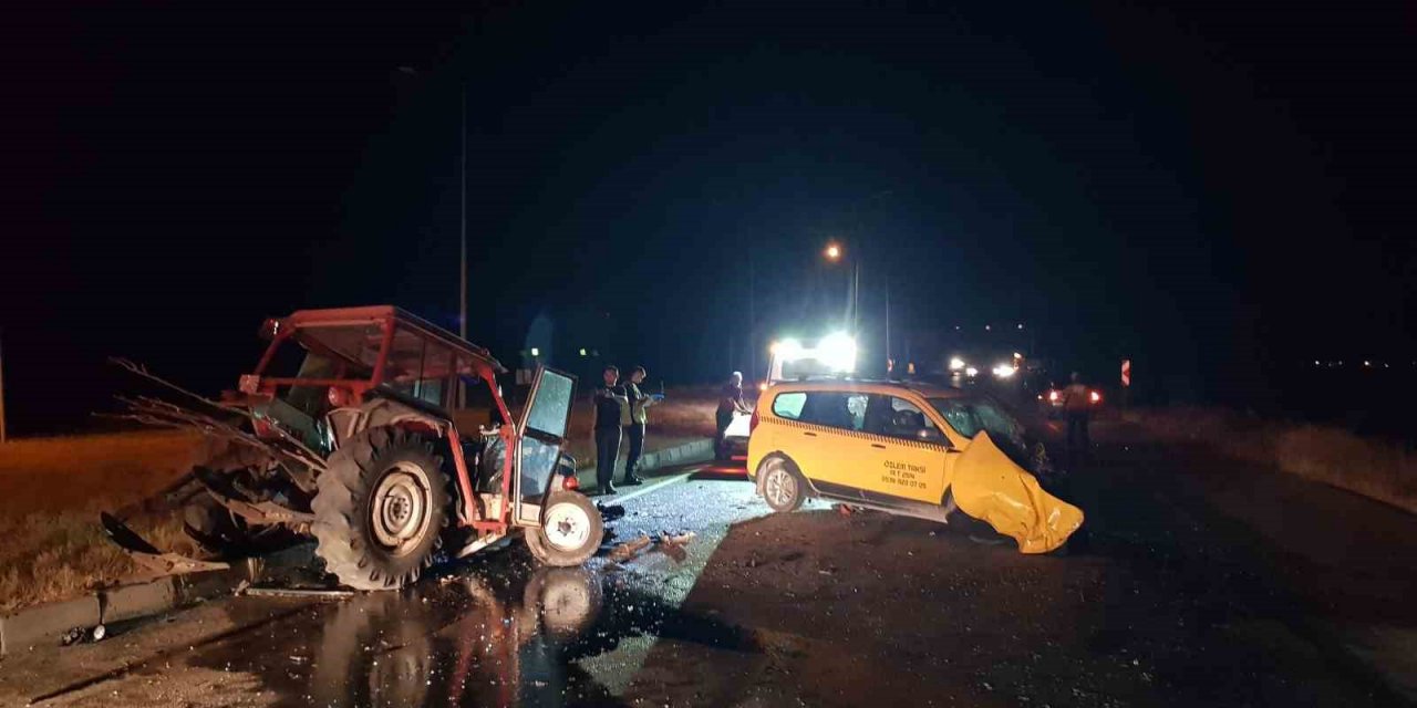 Ters şerde giren traktör taksi ile çarpıştı: 3 yaralı