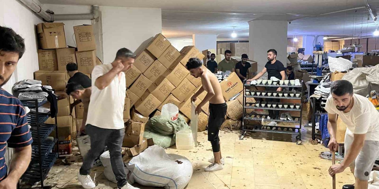 Arnavutköy’de ayakkabı imalathanesini su bastı! 20-30 bin çift ayakkabı çöp oldu