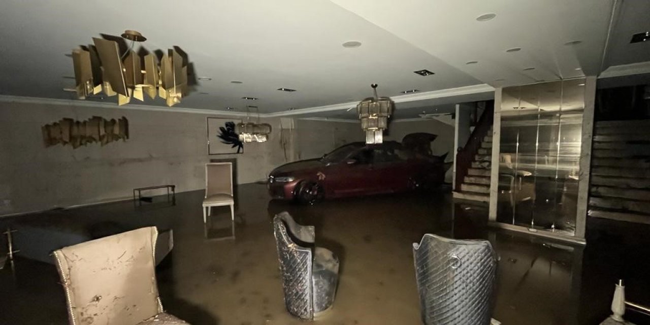 Başakşehir Mobilyacılar Sitesi’nde sağanak yağış sonrası selde sürüklenen araçlar dükkanlara girdi