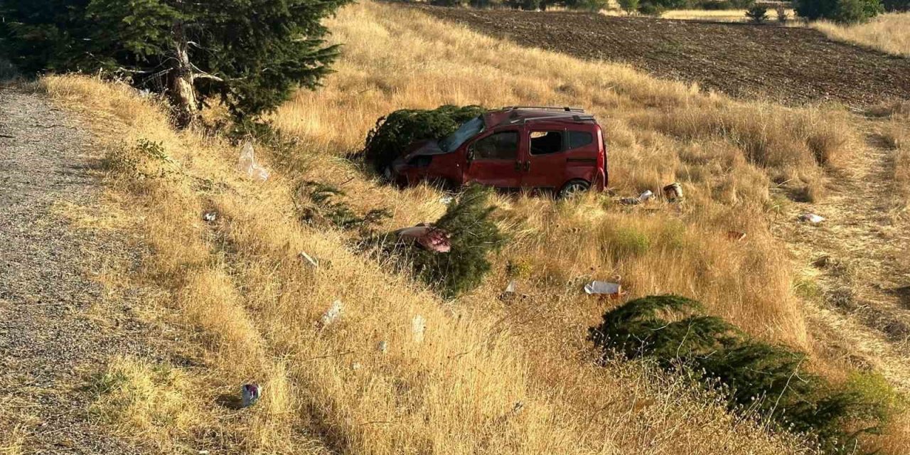 Elazığ’da hafif ticari araç şarampole uçtu: 1 ölü, 4  yaralı