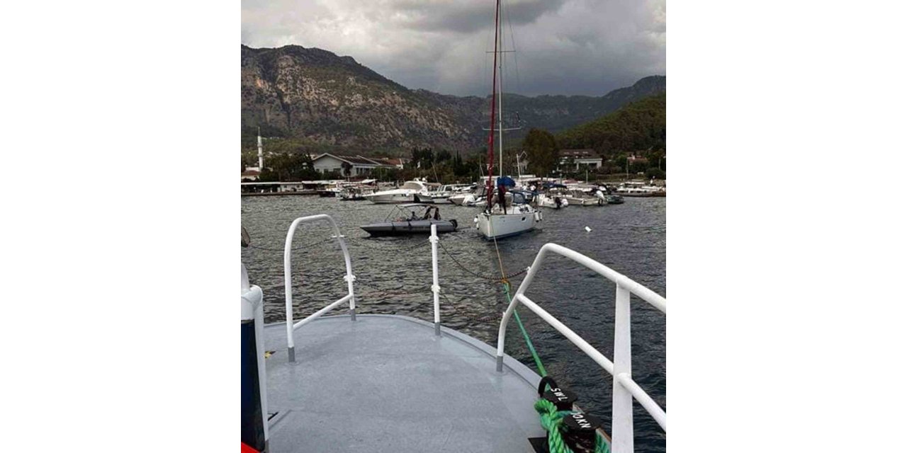 Göcek’te sürüklenen boş tekneyi KIYEM ekipleri kurtardı
