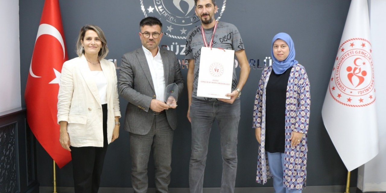 Yüzlerce sporcuyu 3 bant bilardo şampiyonasında geride bıraktı