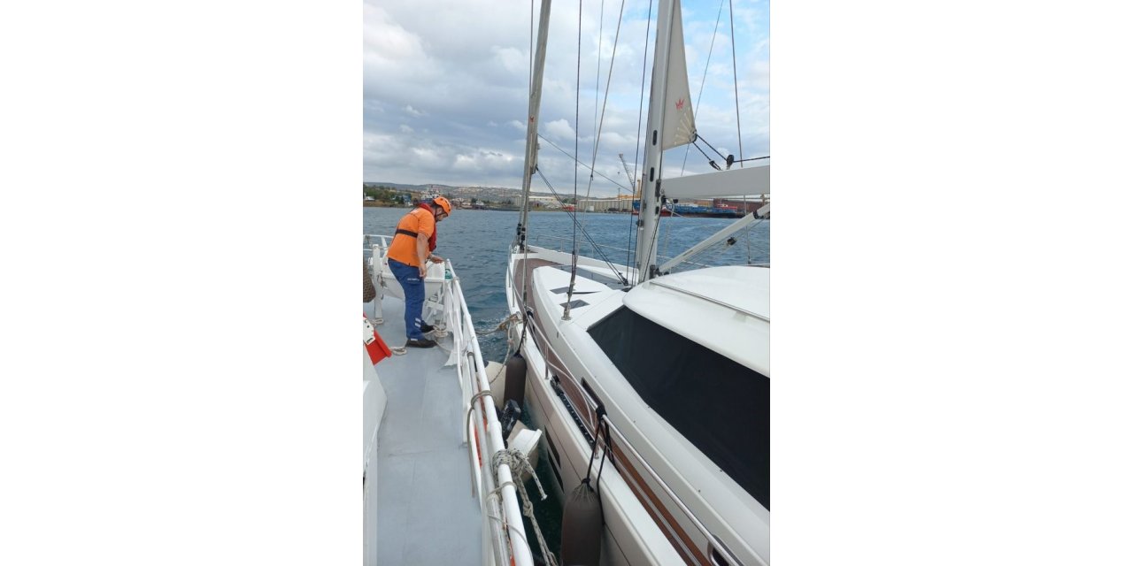 Çanakkale Boğazı’nda sürüklenen tekne kurtarıldı