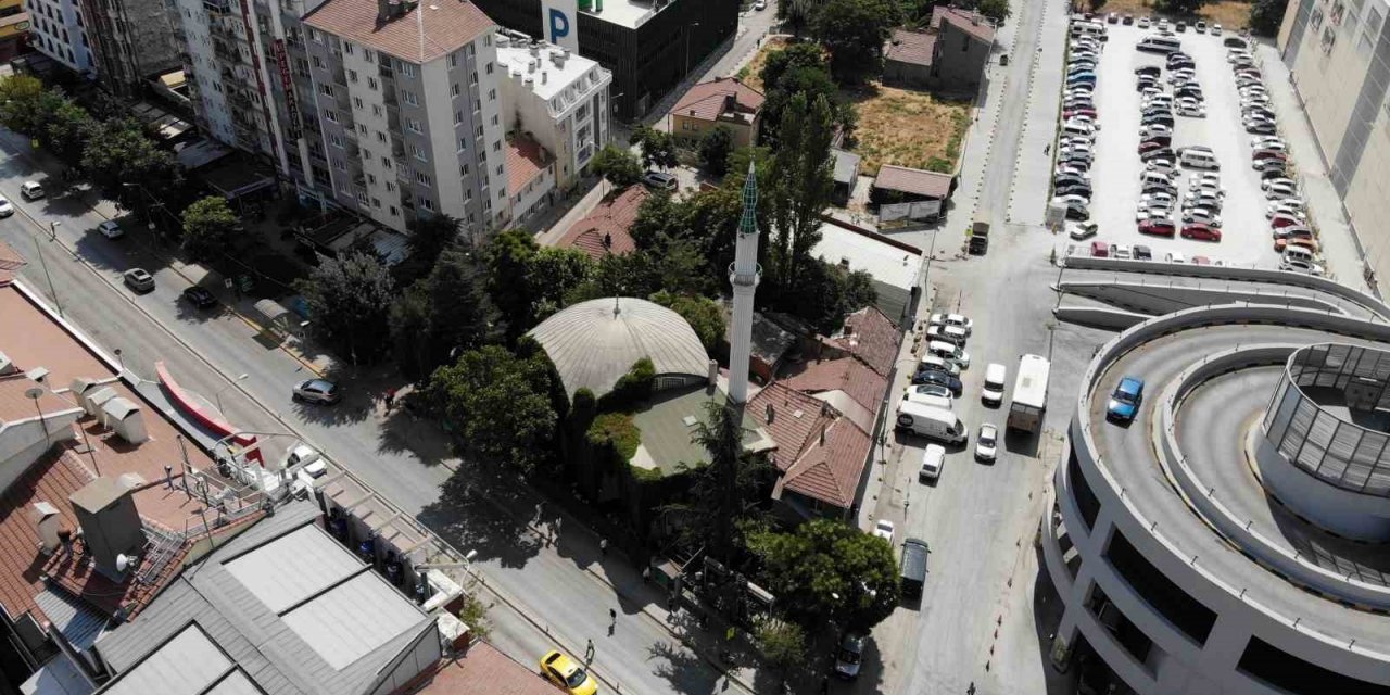 Eskişehir Büyükşehir Belediyesi koruma altında olan camiyi yıkmak için mahkemeye başvurdu