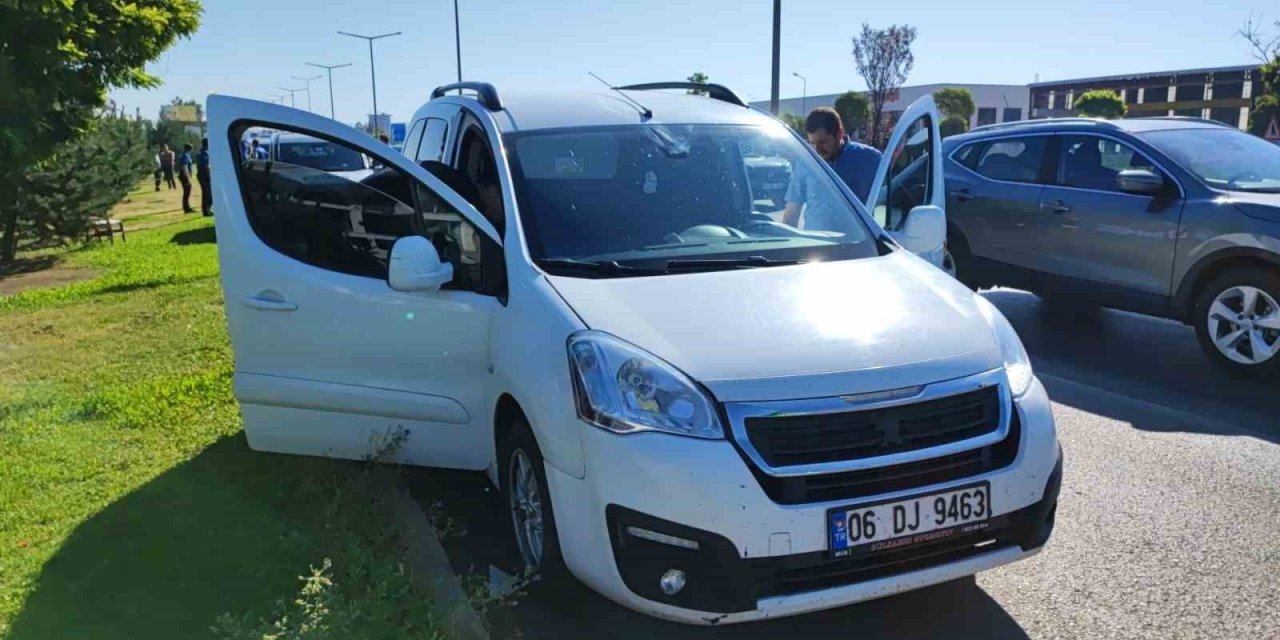 Polisten kaçan araçtan 8 kaçak göçmen çıktı