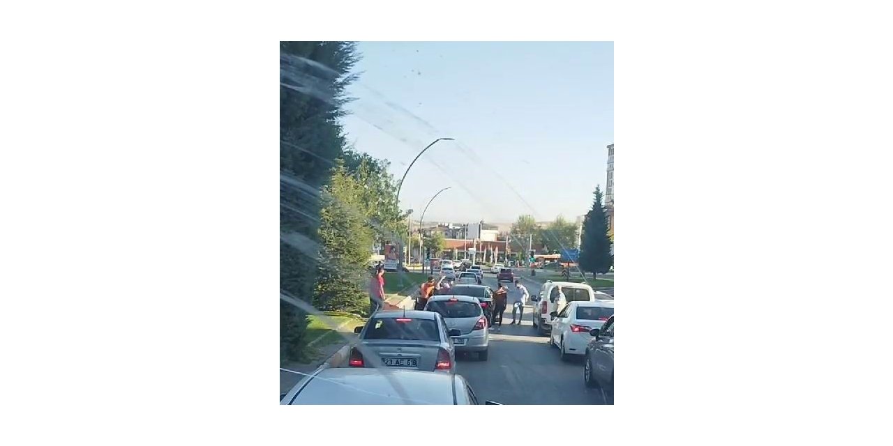 Trafikte tekmeli yumruklu kavga kamerada
