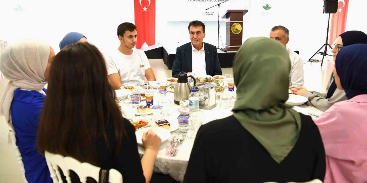 Başkan Dündar, üniversiteyi kazanan öğrencilerle buluştu