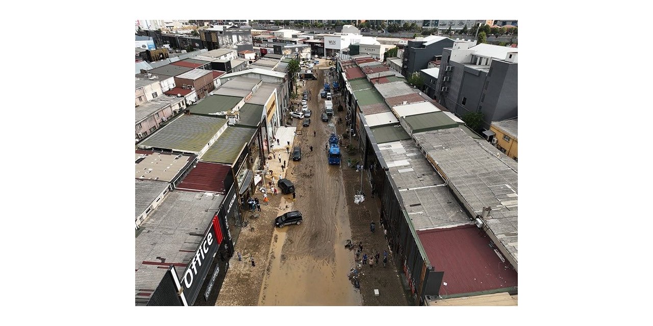 Bakan Yerlikaya: “İstanbul’da selden etkilenen ailelerimize hane başına toplam 15 bin TL yadım ödemesi yapılacaktır”