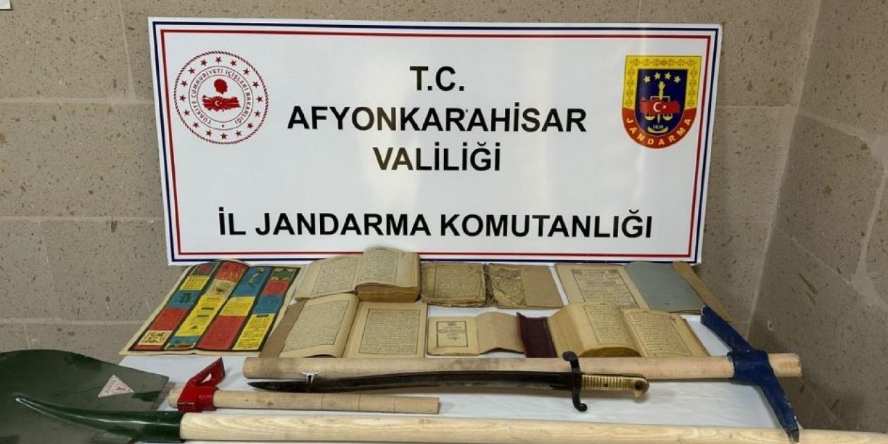Defineciler Arapça yazılı kitaplar ve kılıçla jandarmaya yakalandı