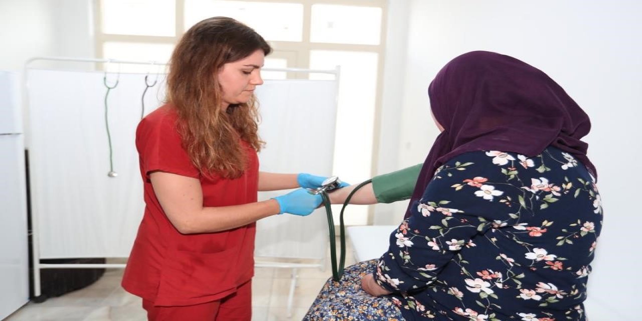 Merkezefendililer Sağlık Kabini’nde ücretsiz tedavi oluyor