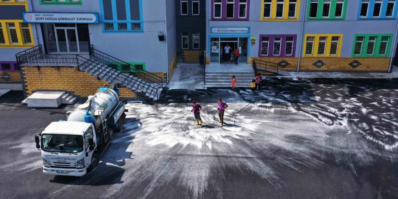 Altınordu’da okullar eğitim-öğretim yılı öncesi temizleniyor