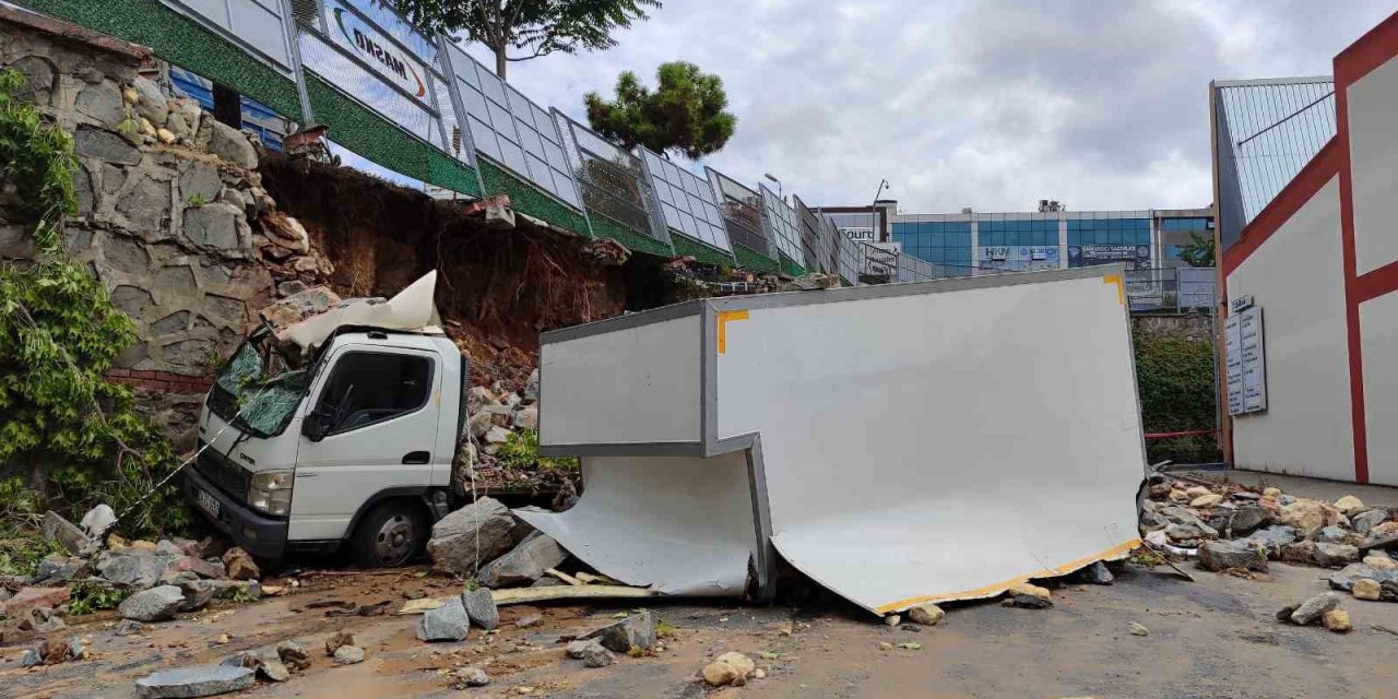 Masko Sanayi Sitesi’nde sel nedeniyle çöken istinat duvarı kamyoneti ikiye böldü