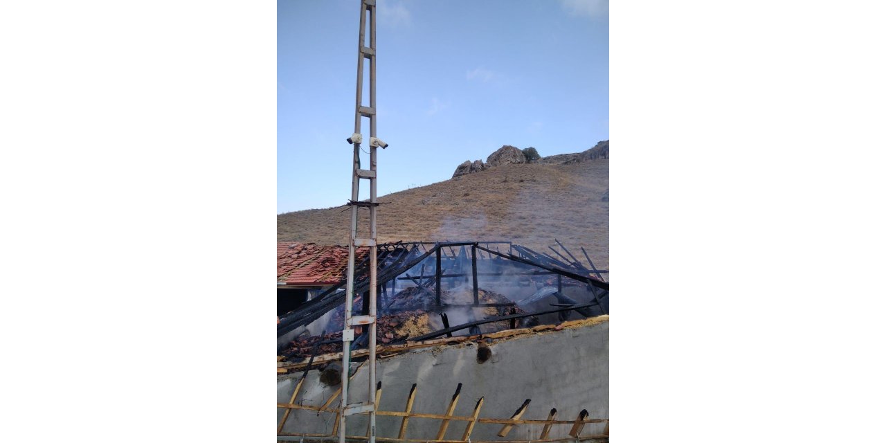 20 ton saman kül oldu