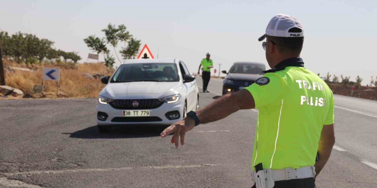 Polisler durdurdukları araçlardaki çocukları trafik dedektifi yaptı