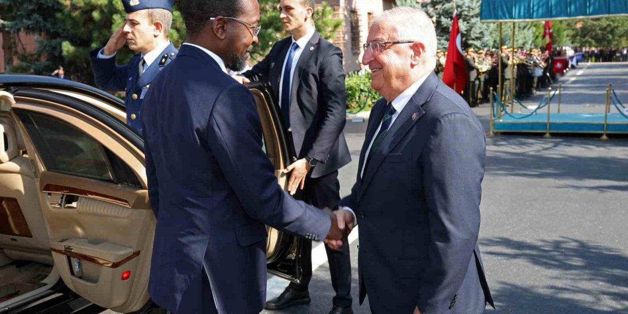 Mozambik Savunma Bakanı Chume Ankara’da