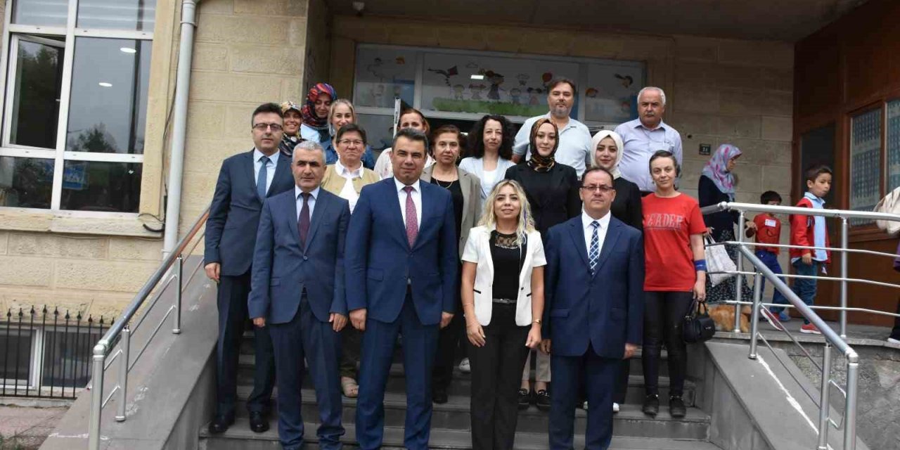 İl Milli Eğitim Müdürü Gümüş: “Hızla değişen dünyayı takip edebilen öğrenciler yetiştirmek için çalışacağız”