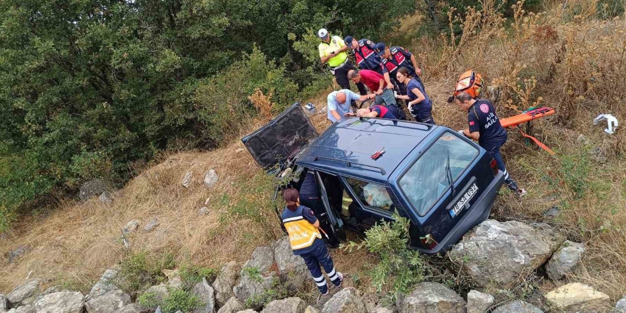 Kontrolden çıkan otomobil şarampole uçtu: 2 yaralı