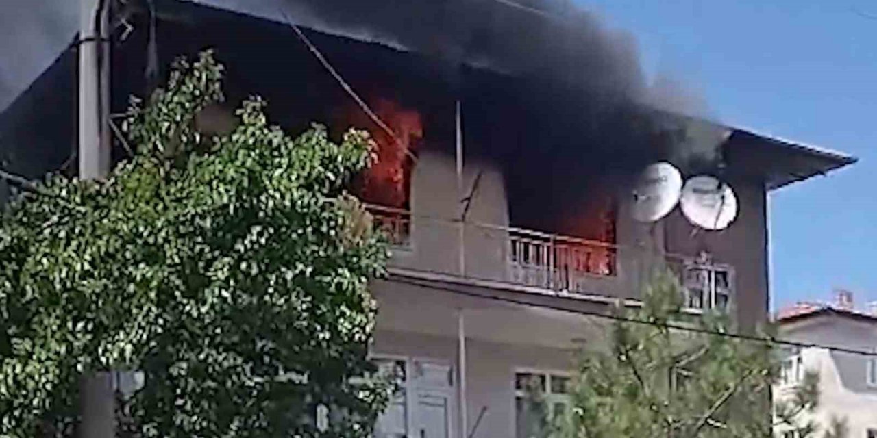 Babasından para alamayınca evi ateşe verdi