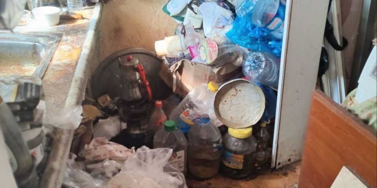 Evden kamyon dolusu çöp çıktı