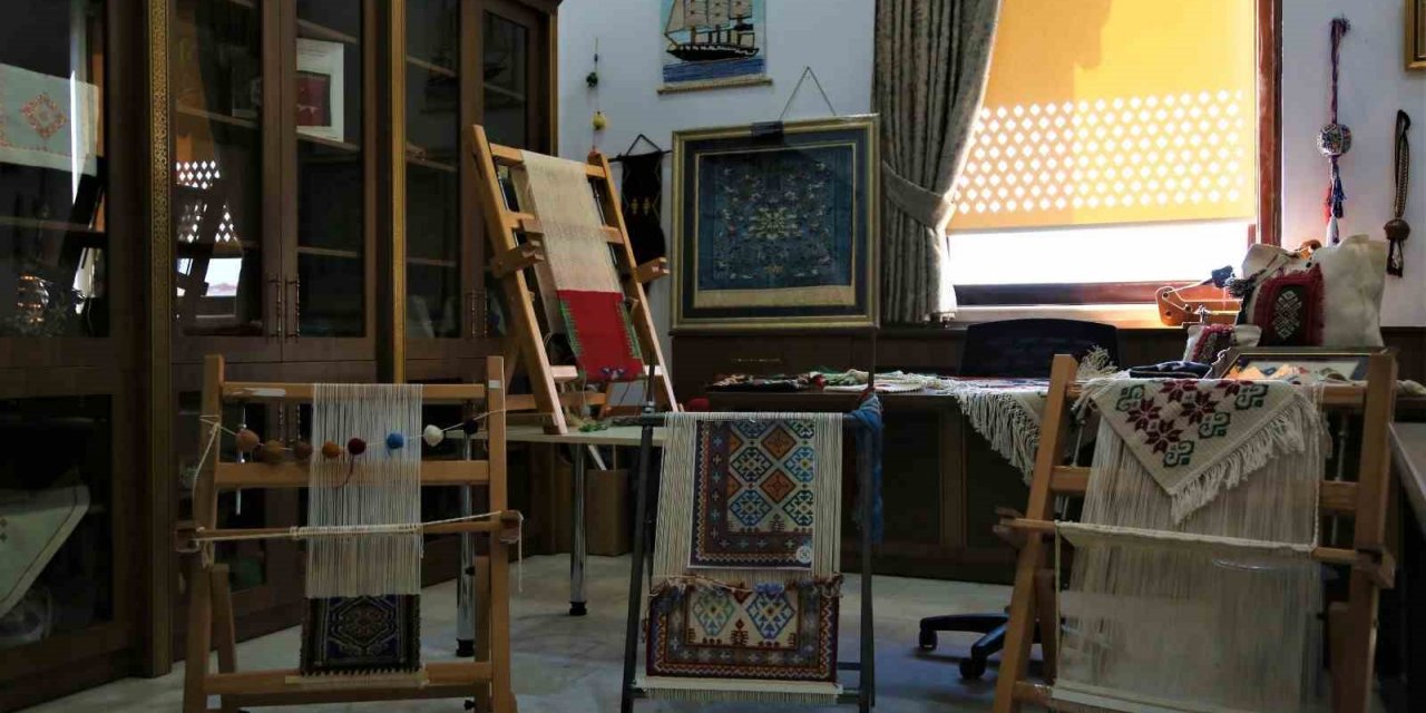 Keçiören’de 126 bin düğüm atılarak işlenen ipek halı sergilendi
