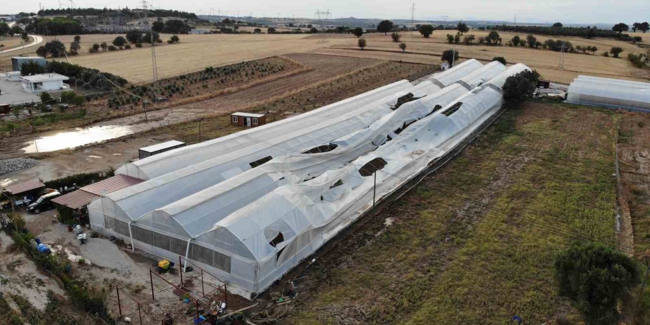 Ezine’de sağanak yağışla birlikte bin 150 dekar tarım arazisi zarar gördü