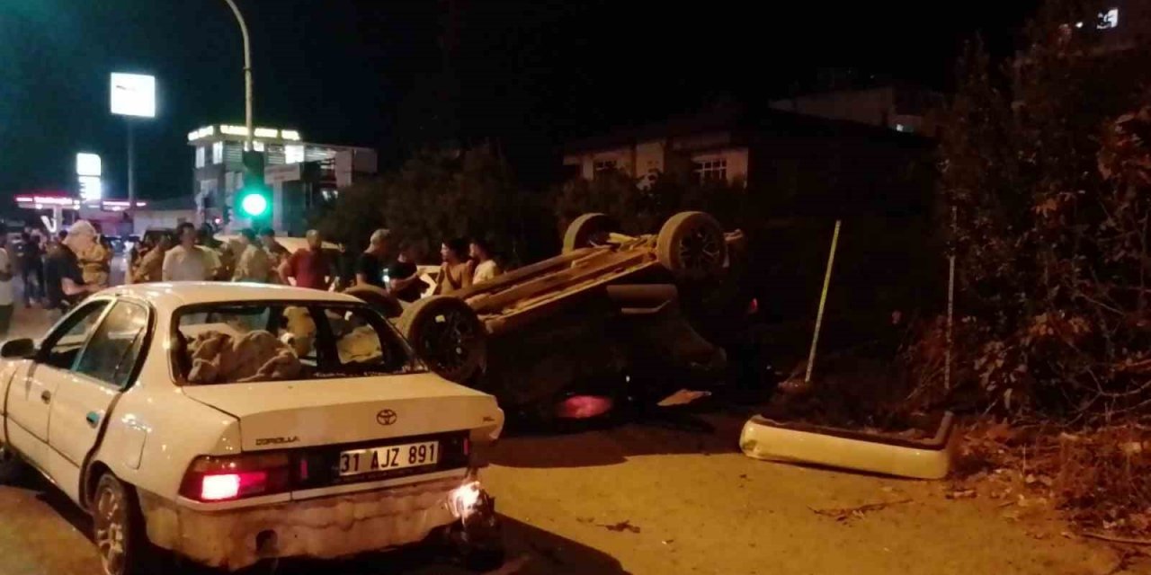 Hatay'da otomobiller çarpıştı! 4 kişi yaralandı