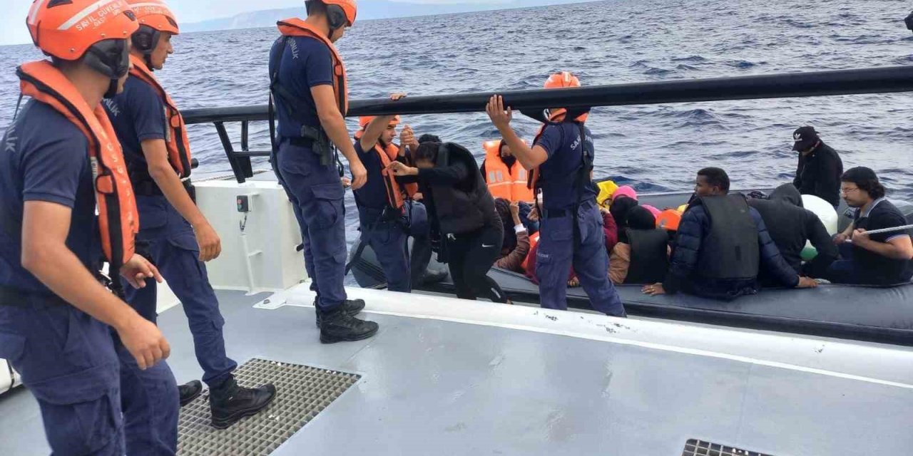 İzmir açıklarında 104 düzensiz göçmen ve 3 göçmen kaçakçısı yakalandı