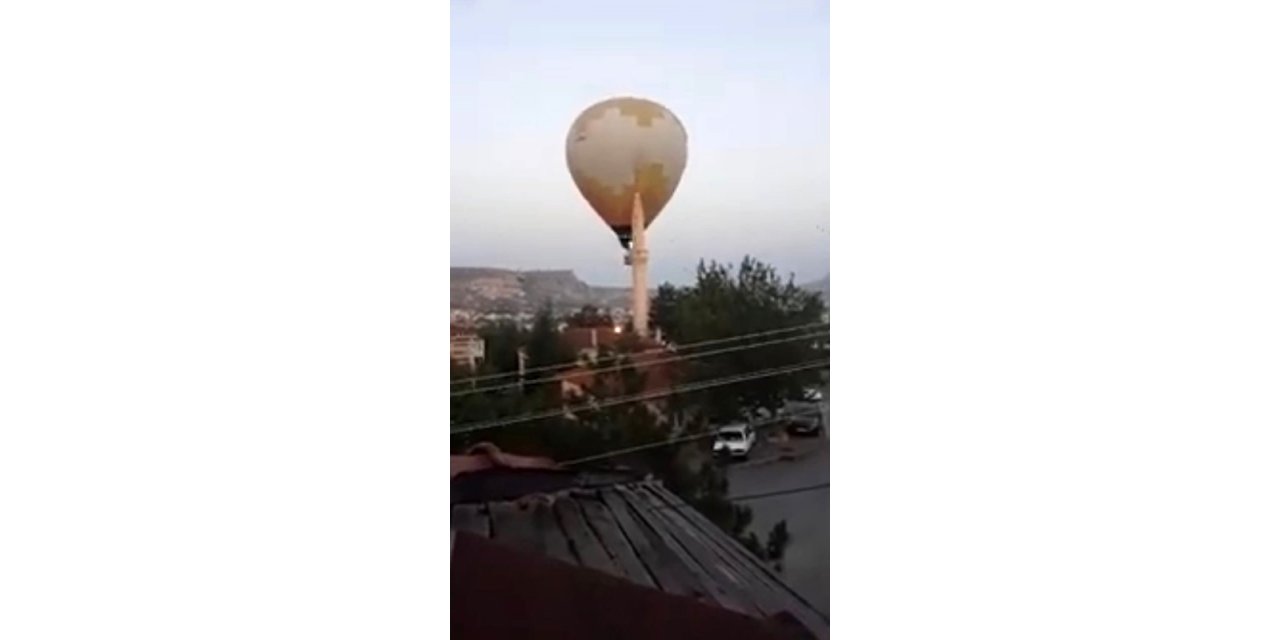 Sıcak hava balonu minarenin alemine çarptı, yürekler ağza geldi