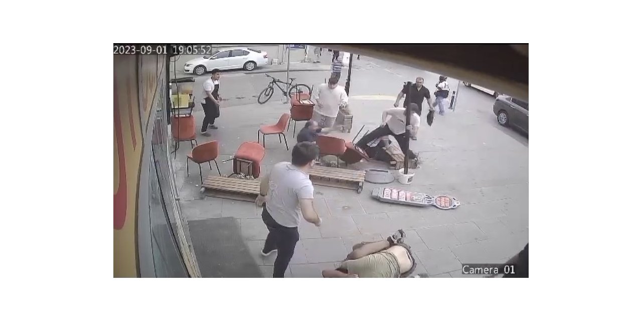 Sultanbeyli’nde 2 grup arasındaki tabureli kavga kamerada