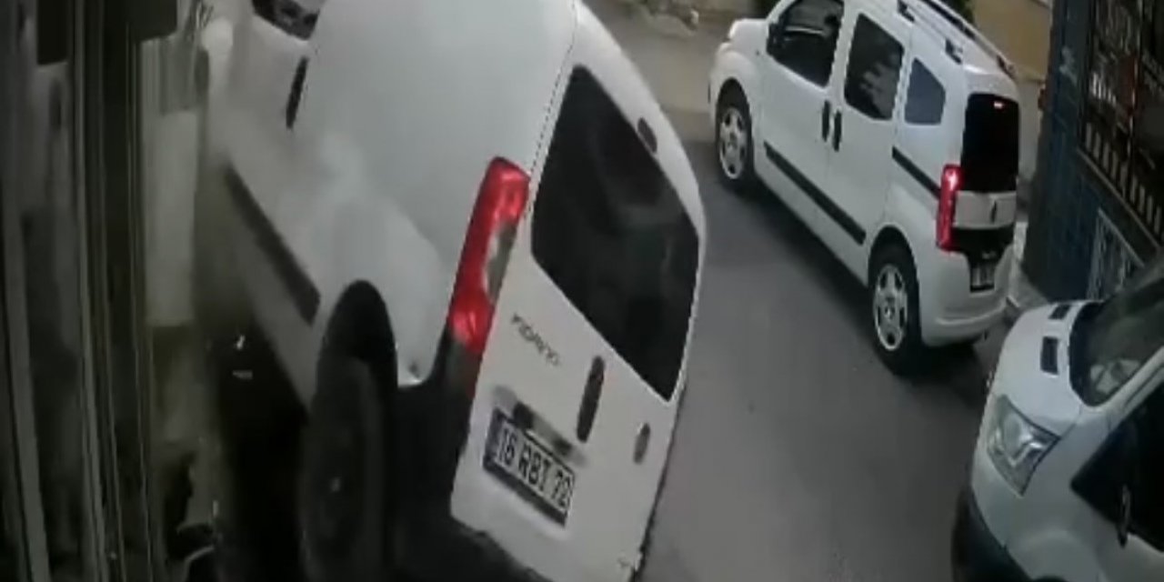 Ölüm teğet geçti… Aracın altında kalmaktan son anda böyle kurtuldular