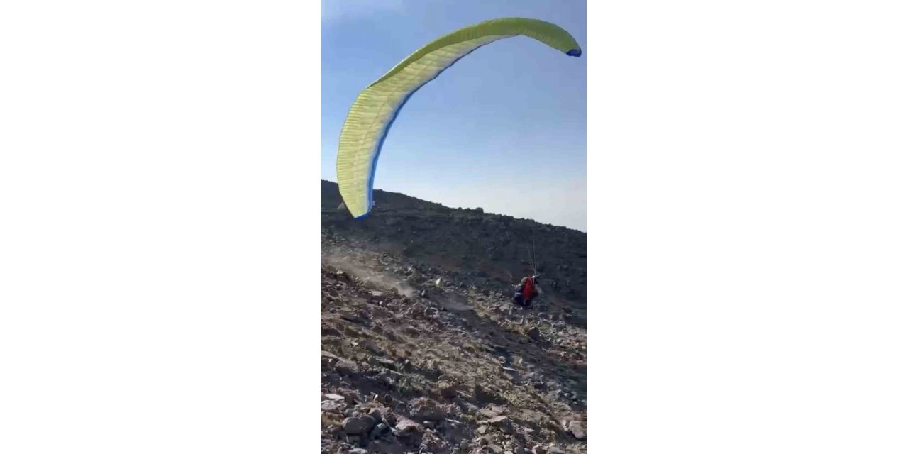 Ağrı Dağı zirvesinden yamaç paraşütü ile indi