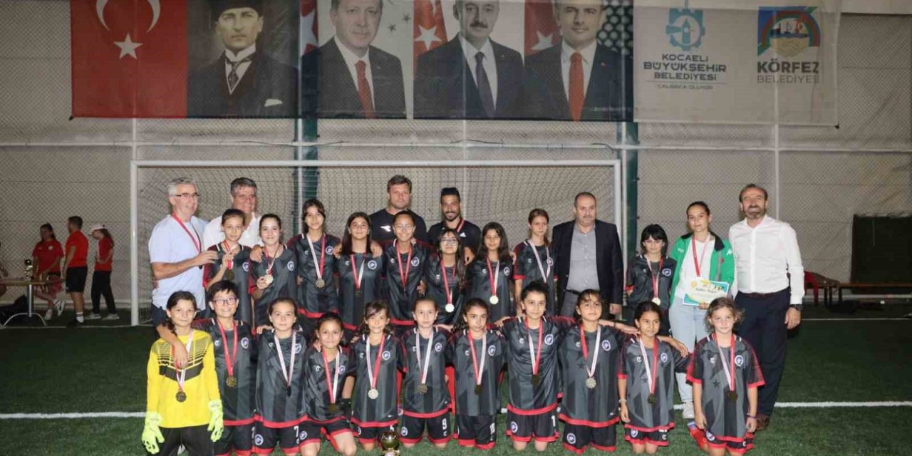 Kızlar kozlarını sahada paylaştı