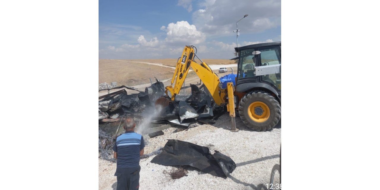 Güneş enerji santralindeki konteynerde çıkan yangını itfaiye söndürdü