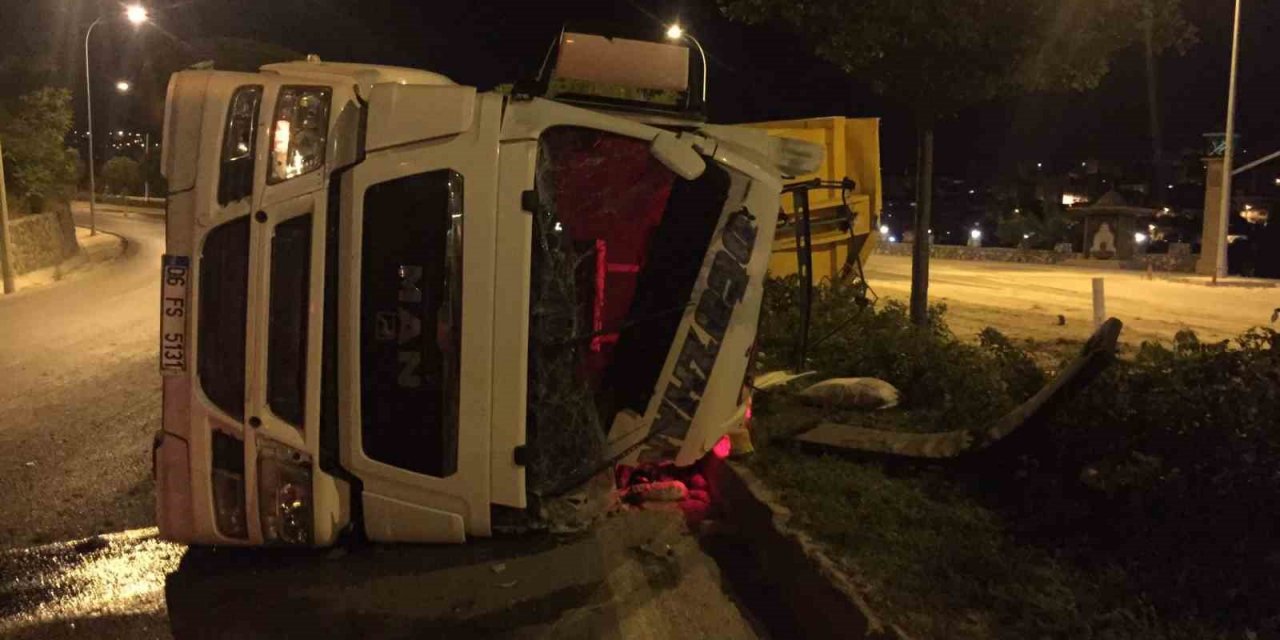 Aracını deviren kamyon sürücüsü olay yerinde kaçtı